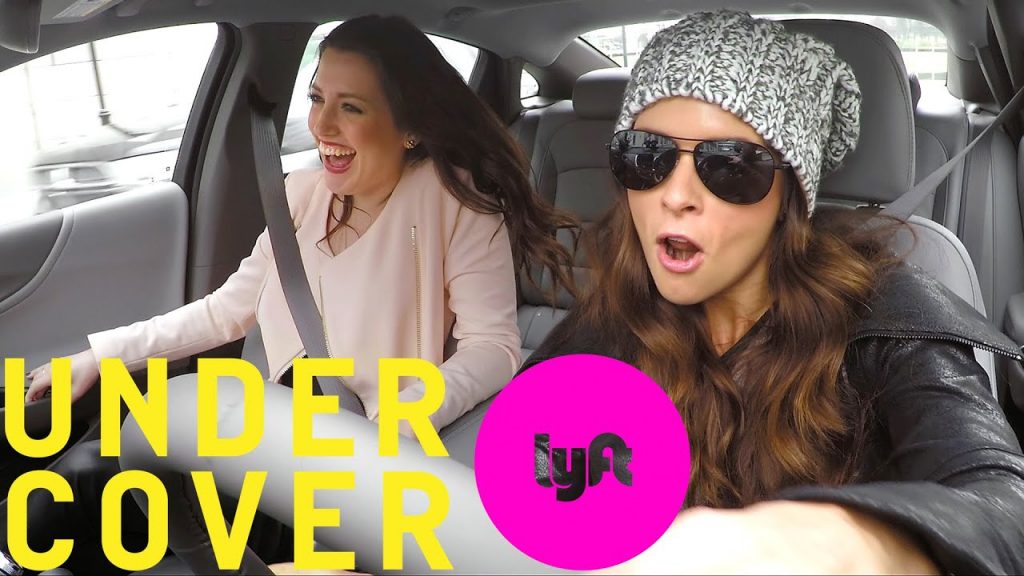 La société de covoiturage Lyft s'est associée à des personnalités influentes comme Danica Patrick et Shaquille O'Neal, qui se sont fait passer pour des chauffeurs Lyft et portaient des déguisements dans des vidéos "Undercover Lyft".