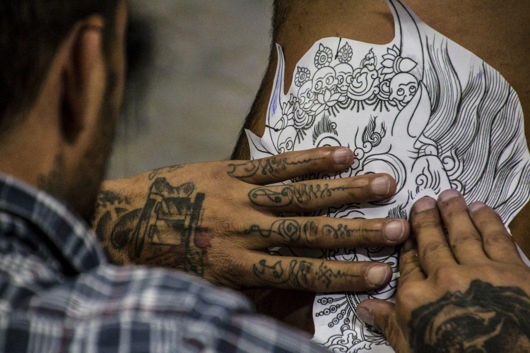 Comment faire un tatouage avec de la laque ?