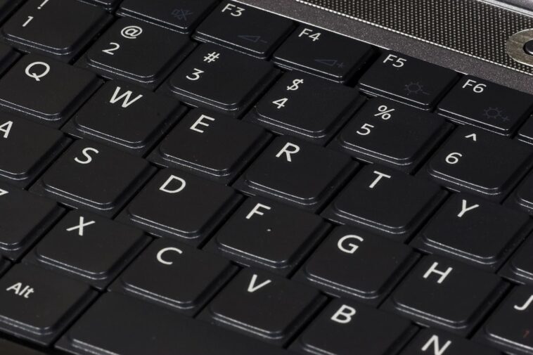 Comment remettre le micro sur le clavier ?