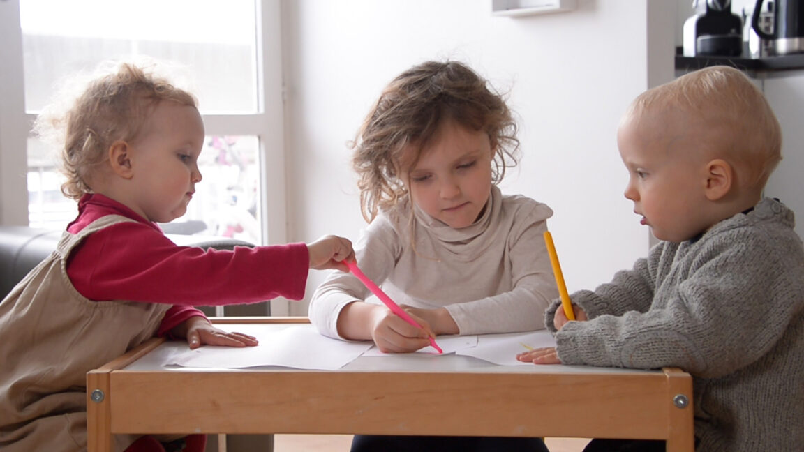 Pourquoi un enfant écrit son prénom à l'envers ?